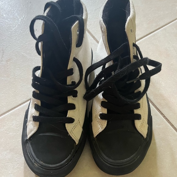 Straye Shoes - Picture 2 of 5